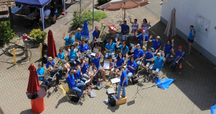 Blasorchester_Farbe_2 Bild Blasorchester von oben im Hof