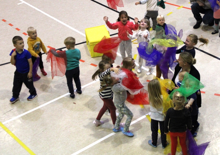IMG_3602 Bild Kinderturnen Kinder mit Tüchern