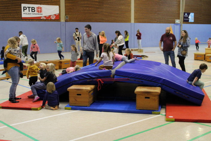 IMG_3635 Bild Kinderturnen Kinder auf Matten