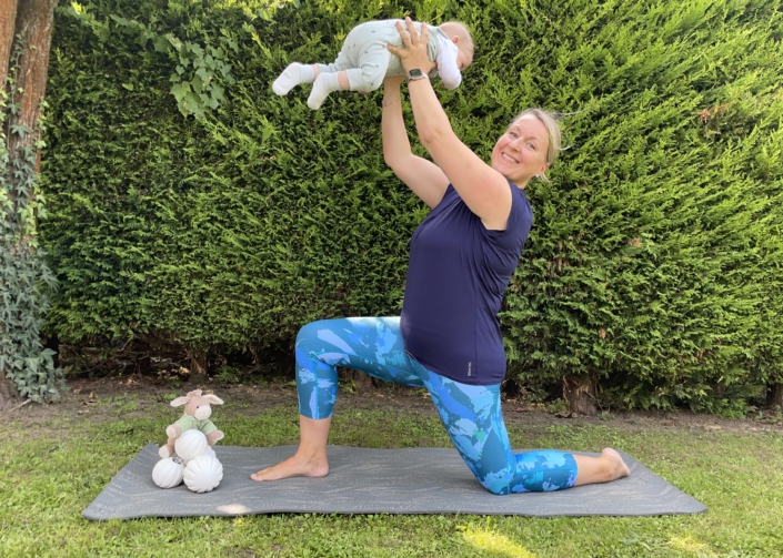 Bild Mama Fitness Baby in Armen ausgestreckt