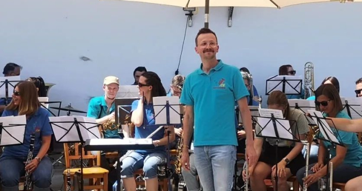 Blasorchester_Weingut Braun_2023 Bild Ausschnitt Blasorchester im Hof