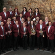 Bild Blasorchester in Rot vor einer Mauer