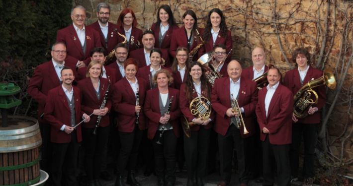 Bild Blasorchester in Rot vor einer Mauer