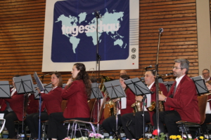 Bild Blasorchester beim Spielen mit Tagesschaulogo im Hintergrund