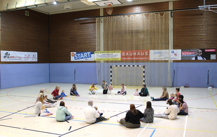 IMG_6260 Bild Kinderturnen Mamas mit Kindern im Kreis